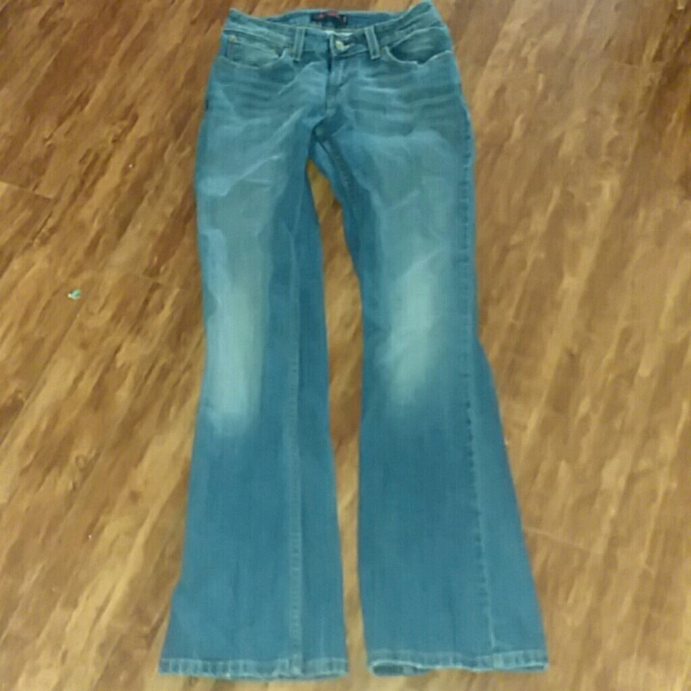 528 Curvy cut Levis!